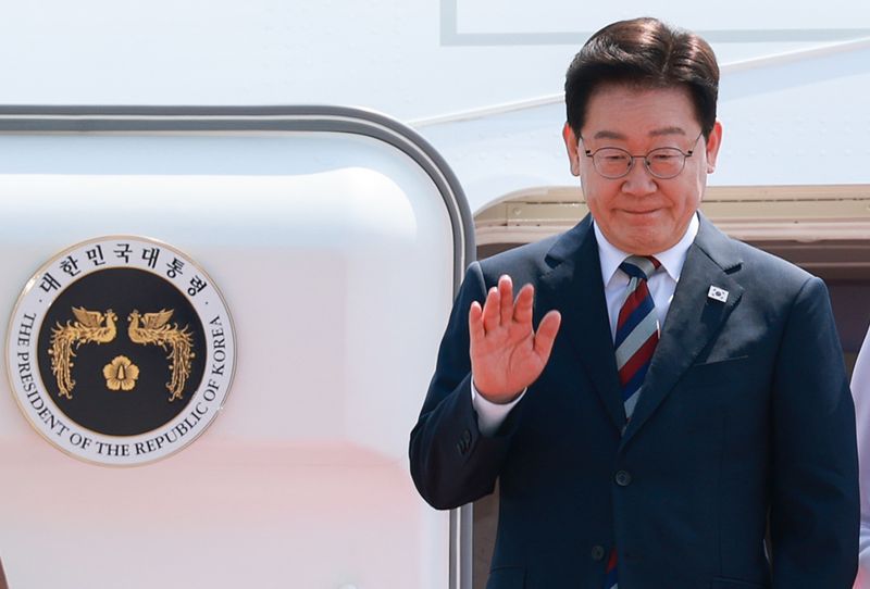 미국ㆍ남미ㆍ독일 순방을 마치고 귀국한 이재명 대통령이 3일 성남 서울공항에 도착한 공군 1호기에서 환영객에게 인사하고 있다. 연합뉴스