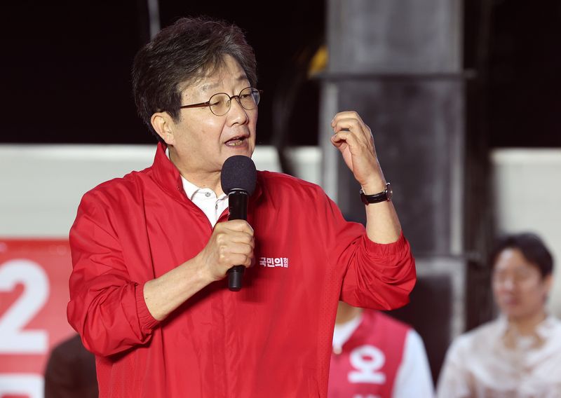 유승민 전 의원이 제9회 전국동시지방선거 공식 선거운동이 시작된 지난 5월 서울 중구 청계광장에서 열린 오세훈 국민의힘 서울시장 후보 출정식에 참석해 지지 발언을 하고 있다. 2026.5.21 ⓒ 뉴스1 김진환 기자