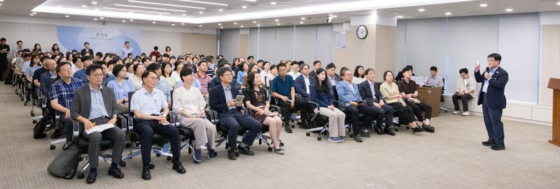 김성환 기후에너지환경부 장관이 정부세종청사에서 직원들을 대상으로 ‘문명의 대전환, 탄소문명에서 탈탄소 녹색문명으로’ 주제 강연을 하고 있다. (환경부 제공. 재판매 및 DB 금지) 2025.9.3 ⓒ 뉴스1 박지혜 기자