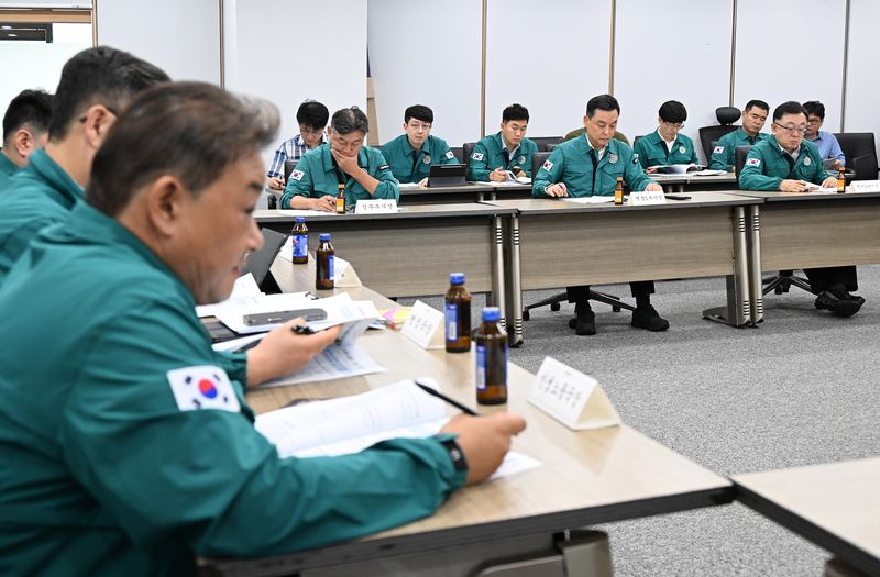 서울시 관계자들이 3일 오전 폭염 긴급대책회의에서 분야별 추진 상황을 점검하고 있다. 서울시 제공