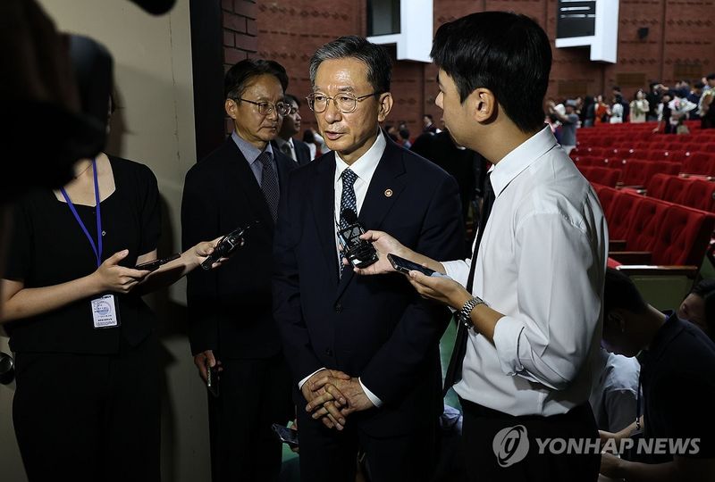 질문에 답하는 정성호 장관 (출처=연합뉴스)