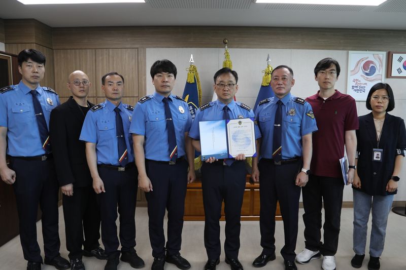 장윤석 보령해양경찰서장(오른쪽 네번째)과 과장급 인사들이 3일 '반부패·청렴 실천 서명식'을 진행한 뒤 사진촬영을 하고 있는 모습. (보령해경 제공, 재판매 및 DB금지) / 뉴스1