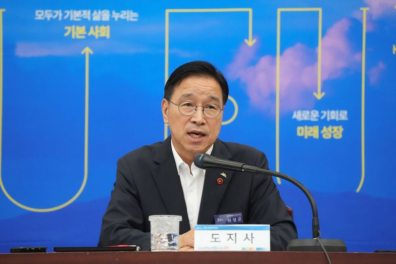 위성곤 제주도지사가 3일 제주도청에서 열린 월간정책회의에서 생성형 인공지능을 활용한 행정혁신과 2027년도 본예산 편성, 폭염·가뭄·고수온 대응 방안을 설명하고 있다. /사진=제주특별자치도 제공