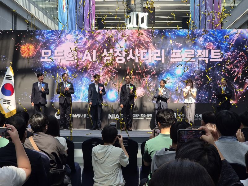 [서울=뉴시스] 배경훈 부총리 겸 과학기술정보통신부 장관(가운데)과 참석자들이 3일 국립광주과학관에서 열린 '모두의 AI 성장사다리 프로젝트' 출범식 세리머니를 하고 있는 모습.