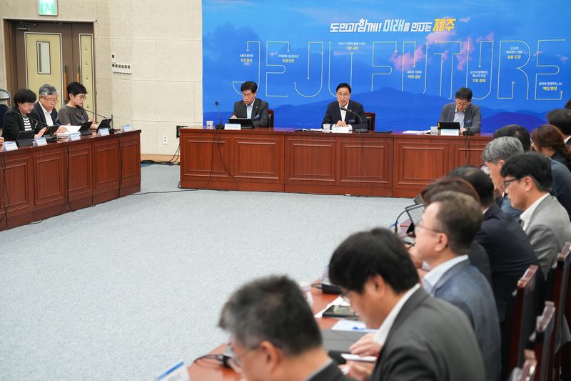 위성곤 제주도지사가 3일 제주도청 월간정책회의를 주재하고 있다. 제주도는 이달부터 공직자가 업무 성격에 맞는 복수의 생성형 AI를 개인계정으로 활용하도록 이용 방식을 개편한다. /사진=제주특별자치도 제공