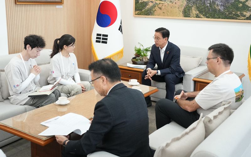 위성곤 제주도지사가 3일 제주도청 집무실에서 유네스코 세계지질공원 재검증 심사위원들과 만나 제주의 지질공원 관리 성과와 주민 참여형 보전체계를 설명하고 있다. 심사단은 6일까지 성산일출봉과 수월봉, 산방산·용머리해안 등 제주 전역의 관리 실태를 점검한다. /사진=제주특별자치도 제공