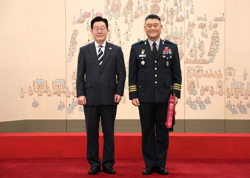 이재명 대통령이 지난 1월 16일 청와대 본관에서 열린 3성 장군 진급·보직 신고 및 수치 수여식에서 한기성 제1군단장과 기념촬영을 하고 있다. 뉴시스