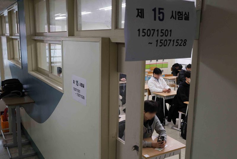 [서울=뉴시스] 사진공동취재단 = 2026학년도 대학수학능력시험(수능)이 실시된 13일 오전 서울 용산구 용산고등학교에서 수험생들이 시험 준비를 하고 있다. 2025.11.13. photo@newsis.com /사진=뉴시스