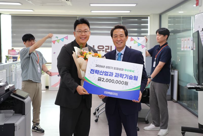 우상호 강원도지사가 3일 2026년 상반기 도정성과 우수부서로 뽑힌 전략산업과를 방문, 직원들을 격려했다. 강원자치도 제공