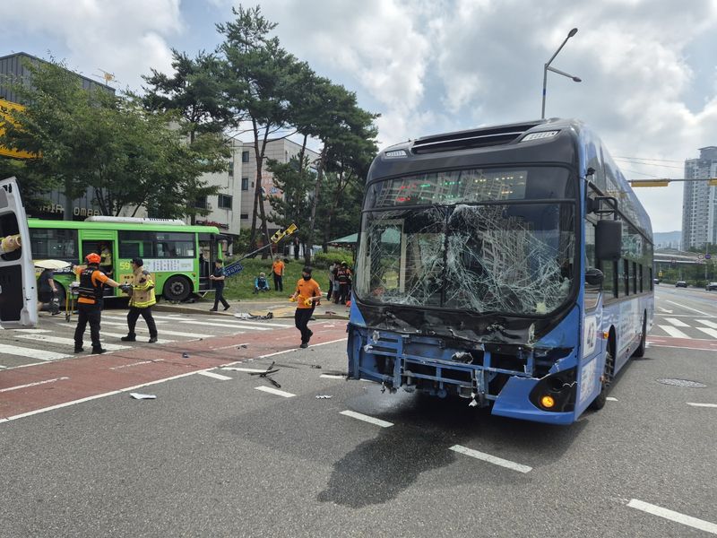 인천 청라 교차로에서 시내버스간 추돌…12명 경상