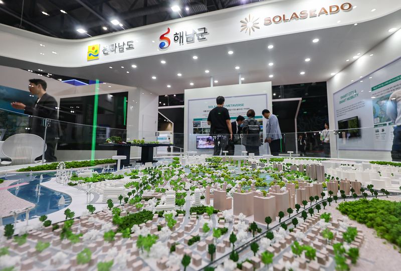 경기 고양시 킨텍스에서 열린 '2024 월드 스마트시티 엑스포'에서 참관객이 해남군 부스에서 솔라시도를 살펴보고 있다. 2024.9.3 ⓒ 뉴스1 김도우 기자