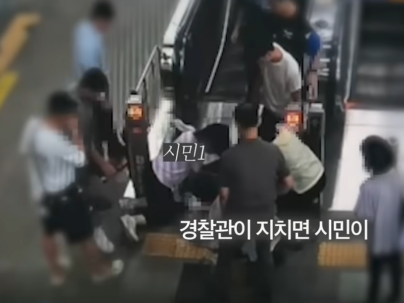 이현우 경사와 교대한 시민이 서울 왕십리역 승강장에서 쓰러진 남성에게 심폐소생술을 하고 있다. /사진=경찰청 유튜브