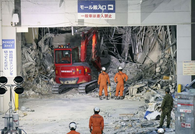 [가시마=AP/뉴시스] 31일 일본 규슈 구마모토현 가시마에서 소방관들이 중장비를 동원해 지진에 이은 폭발로 파손된 '이온몰' 잔해를 치우고 있다. 2026.07.31.