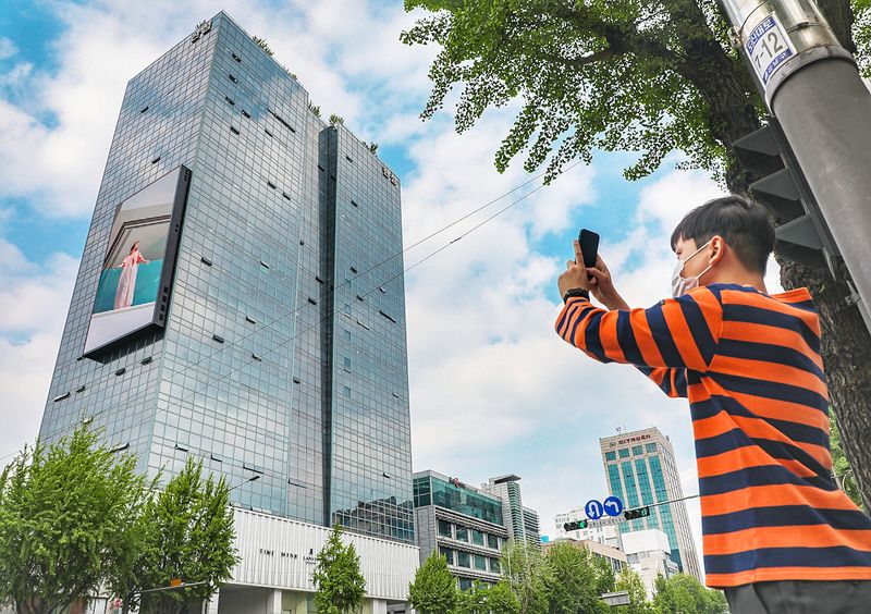 28일 오전 서울 강남구 청담동에 위치한 한섬 본사 사옥 외벽에 설치된 디지털 사이니지(Digital Signage)에 타임·SJSJ 등 한섬 브랜드의 캠페인 영상들이 선보여지고 있다. 한섬은 국내 패션업계 최초로 서울 강남구 청담동 본사 사옥 외벽에 '디지털 사이니지'를 운영한다. (현대백화점그룹 제공) 2021.4.28 ⓒ 뉴스1