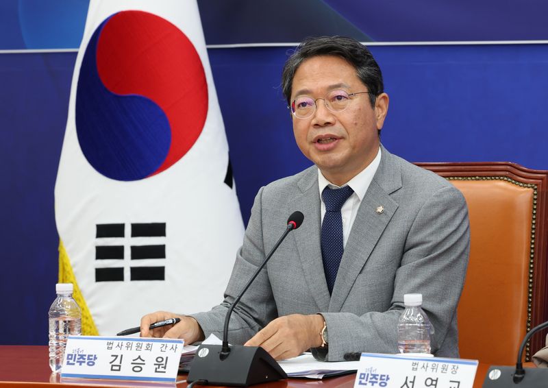 김승원 국회 법제사법위원회 민주당 간사가 3일 오후 서울 여의도 국회에서 열린 형사소송법 개정 국민보고회에서 설명하고 있다. 뉴시스
