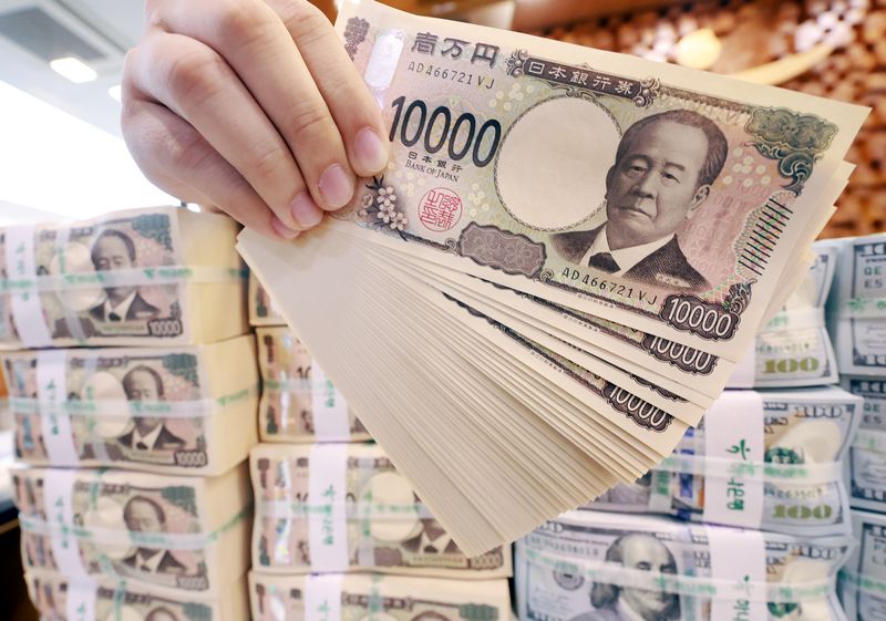 미국과 일본 재무당국이 공동 성명을 통해 엔화 약세에 대응하기 위해 외환시장에 개입한 사실을 발표한 3일 서울 중구 명동 하나은행 위변조대응센터에서 직원이 달러와 엔화를 정리하고 있다. 뉴스1