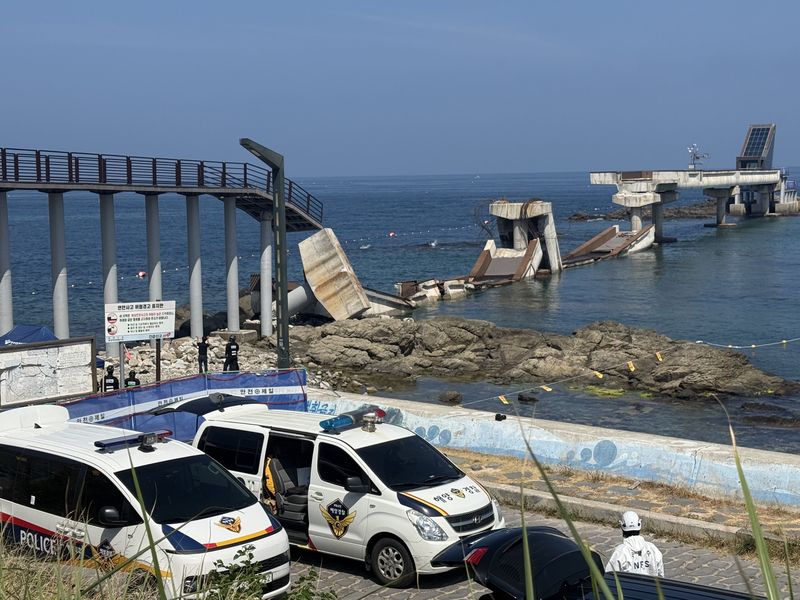 [포항=뉴시스] 안병철 기자 = 동해해양경찰청 광역수사대는 3일 국립과학수사연구원과 보릿돌교 붕괴 사고와 관련해 현장 합동감식을 하고 있다. 2026.08.03. abc1571@newsis.com.