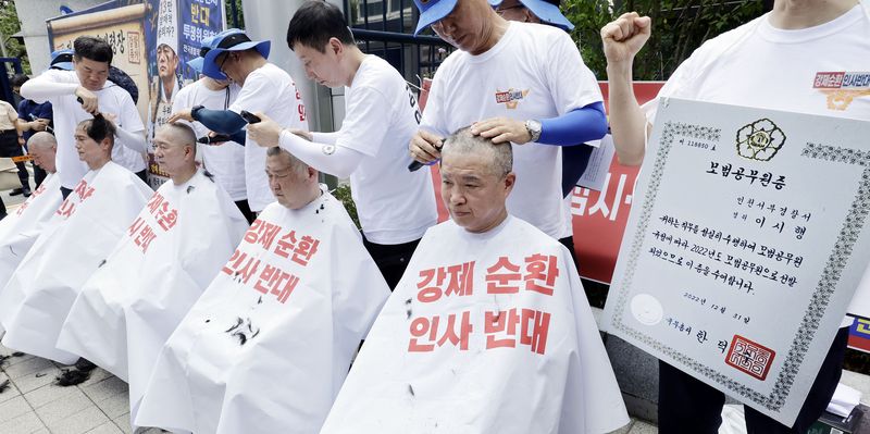 전국경찰직장협의회가 3일 서울 서대문구 경찰청 앞에서 순환인사 반대 삭발을 하고 있다. 사진=뉴시스
