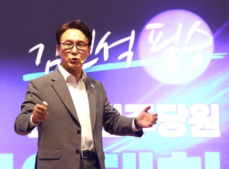 김민석 더불어민주당 대표 후보가 3일 전북 전주시 전주대학교 학생회관에서 열린 전북 당원 집중 토크콘서트에서 발언을 하고 있다. 뉴스1