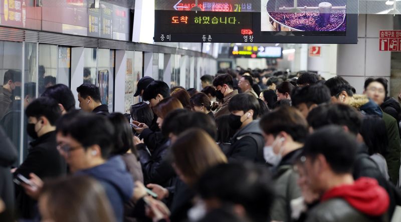 서울시는 출퇴근 시간대에 서울 지하철 9호선의 급행열차 운행을 확대하고, 서울 외곽에서 도심으로 향하는 간선급행버스를 새롭게 도입하는 '서울시 대중교통 급행 운영 방안'을 발표했다. 뉴스1