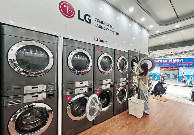LG전자가 태국 2위 빨래방 프랜차이즈 '트렌디 워시'에 상업용 세탁기와 건조기를 공급하고, 현지 파트너사 'WW베트남'과 스마트 세탁 매장 '비 런드리'를 여는 등 북미와 유럽에 이어 아시아에서도 상업용 세탁가전 사업을 확대하며 B2B 사업에 속도를 내고 있다. 사진은 베트남 하노이에 문을 연 '비 런드리'에서 고객이 LG전자 상업용 세탁기를 이용하고 있다.LG전자 제공