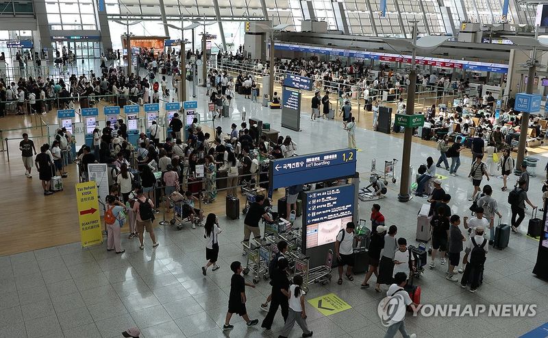 휴가철을 맞아 사람들로 북적이는 공항 모습. 연합뉴스