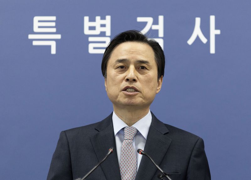 [서울=뉴시스] 이영환 기자 = 박성재 전 법무부 장관의 청탁금지법 위반 혐의 사건을 2차 종합특별검사팀이 넘겨받지 않기로 하자 내란 특별검사팀이 3일 "기판력이 발생하지 않은 혐의 사건이라 이첩 대상"이라는 취지로 날 선 공방을 이어갔다. 사진은 조은석 특별검사. (사진=뉴시스DB) 2026.08.03. photo@newsis.com