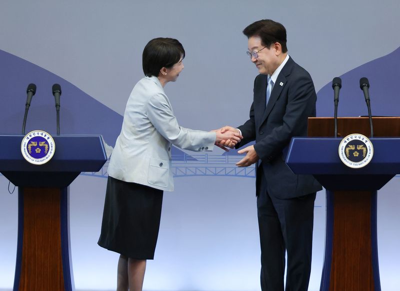 [안동=뉴시스] 최동준 기자 = 이재명 대통령과 다카이치 사나에 일본 총리가 19일 경북 안동시 한 호텔에서 한일 공동언론발표를 마치고 악수하고 있다. 2026.05.19. photocdj@newsis.com