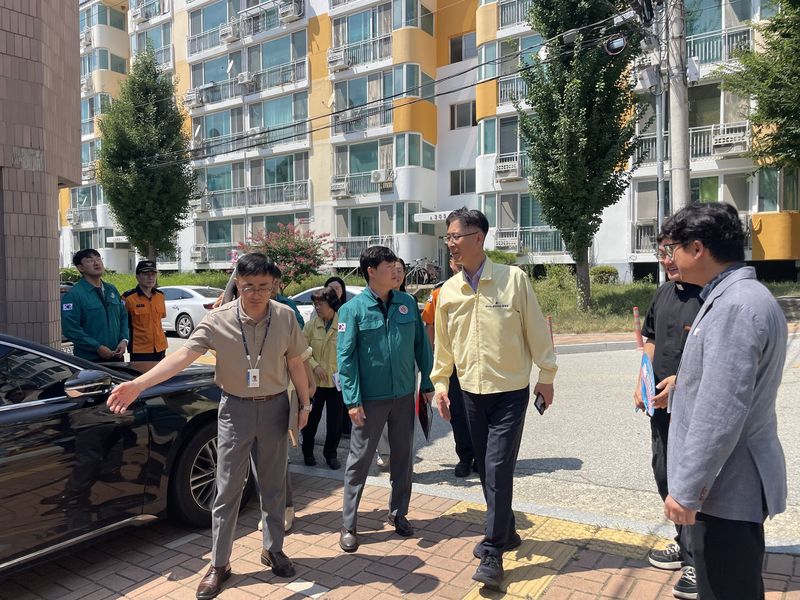 황명석 경북도 행정부지사가 지난 3일 구미 황상3주공아파트의 차열 페인트 효과 점검을 하고 있다. 뉴시스