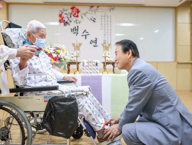 권오을 국가보훈부 장관이 지난 3일 오후 재일학도의용군동지회 박운욱 회장의 백수연(白壽宴)을 맞아 입원중인 중앙보훈병원을 방문하여 감사인사후 건강회복을 기원하여 신발 선물을 전달하고 있다. 국가보훈부 제공