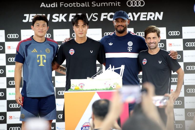 '아우디 풋볼 서밋 2026 제주SK FC vs FC 바이에른 뮌헨'을 하루 앞둔 3일 오후 제주 서귀포시 법환동 제주월드컵경기장 기자회견장에서 바이에른 뮌헨 김민재와 제주FC 김동준, 바이에른 뮌헨 뱅상 콤파니 감독, 제주FC 세르지우 코스타 감독이 제주월드컵경기장 모양의 케익을 앞에 두고 기념촬영을 하고 있다. /사진=뉴스1