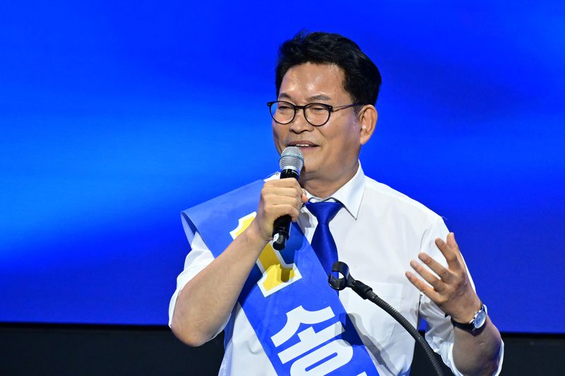 송영길 더불어민주당 당대표 후보가 2일 오후 경남 창원대학교 종합교육관 이룸홀에서 열린 더불어민주당 당대표·최고위원 합동연설회에서 각각 정견 발표를 하고 있다. 뉴시스