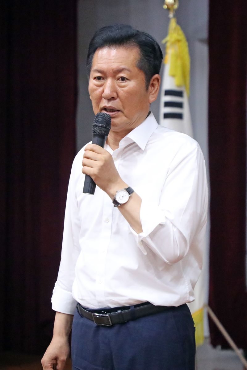 더불어민주당 정청래 당 대표 후보가 3일 강원 원주시의회에서 열린 원주권 당원 간담회에서 당원들과 이야기를 나누고 있다. 연합뉴스