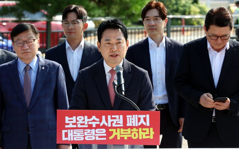 국민의힘 장동혁 대표(가운데)가 3일 청와대 사랑채 앞에서 열린 현장 최고위원회의에서 형사소송법 개정안에 대한 이 대통령의 재의요구권 행사를 촉구하고 있다. 뉴시스