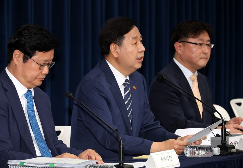 구윤철 경제부총리 겸 재정경제부 장관(가운데)이 지난달 30일 오후 정부세종청사에서 2026년 세제개편안 상세 브리핑을 하고 있다. 뉴시스