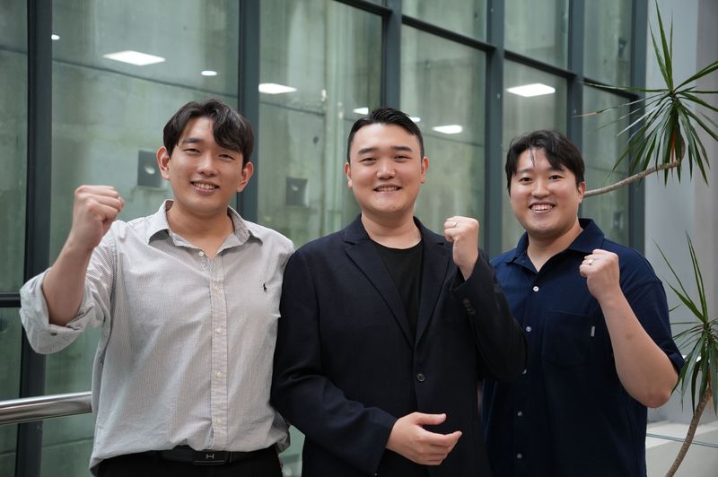왼쪽부터 성악가 최영, 노민형, 김건. 국립오페라단 제공