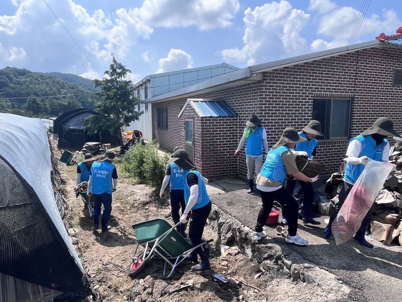 지난해 7월 충남 서산시 성연면에서 한국수자원공사 임직원들이 봉사동아리 '물사랑나눔단'을 중심으로 수해 피해 복구 활동을 하고 있다. K-water 제공