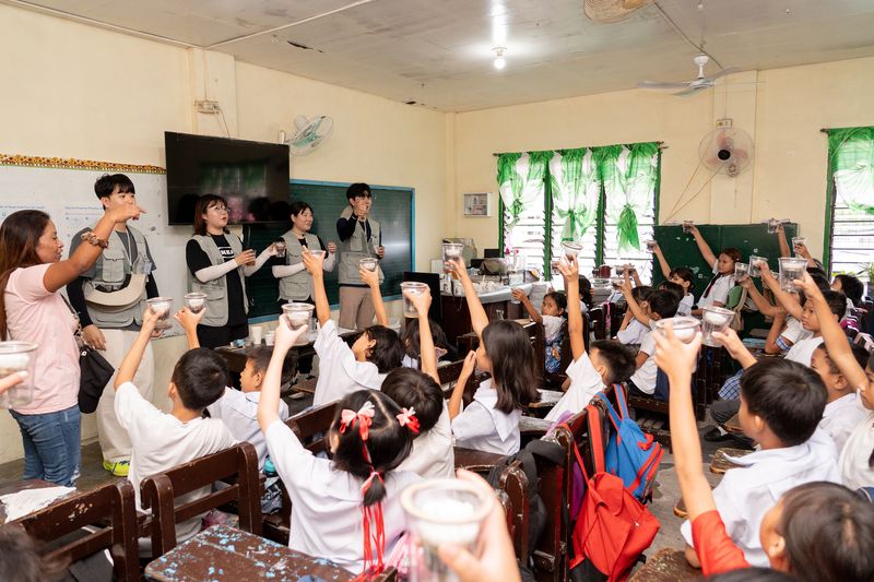 지난해 8월 31일부터 9월 7일까지 진행된 필리핀 딸락주 카파스시 지역 내 초등학교 교육봉사에서 한국수자원공사 해외봉사단이 학생들과 소통하고 있다. K-water 제공