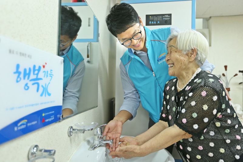 국민 누구나 쾌적하게 물 쓰도록… 취약계층 낡은 화장실 고치고 수도요금 지원
