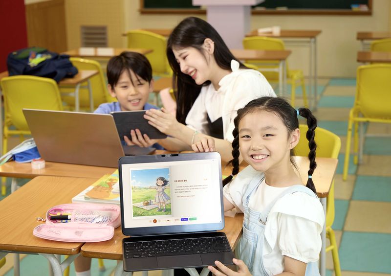 SK텔레콤 모델이 'AI 그림일기'를 소개하고 있다. SK텔레콤 제공