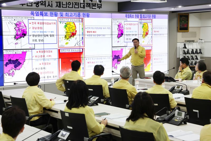 지난달 29일 부산시는 시청 재난안전대책본부에서 전재수 부산시장 주재로 폭염중대경보 발효에 따른 상황판단 및 특별대책 점검회의를 개최했다. 부산시 제공