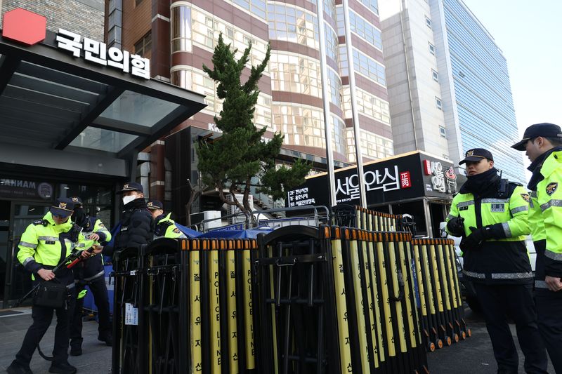 [서울=뉴시스] 조성봉 기자 = 정교 유착 의혹을 수사하는 검경 합동수사본부가 신천지 신도들의 집단 당원 가입 의혹과 관련해 국민의힘에 대한 압수수색을 착수한 3일 오후 서울 여의도 국민의힘 중앙당사에서 경찰이 경계근무를 하고 있다.2026.03.03.suncho21@newsis.com