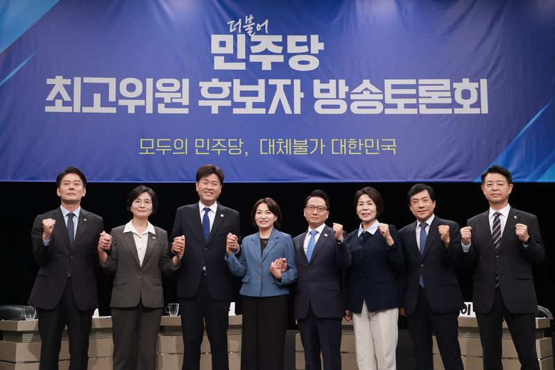 더불어민주당 최고위원 후보들이 3일 경기 부천시 OBS경인TV에서 열린 최고위원 후보자 방송토론회에 참석해 기념 촬영하고 있다. 왼쪽부터 한민수, 임미애, 김용, 서미화, 박선원, 최민희, 이성윤, 김영호 후보. 2026.8.3 ⓒ 뉴스1 국회사진기자단