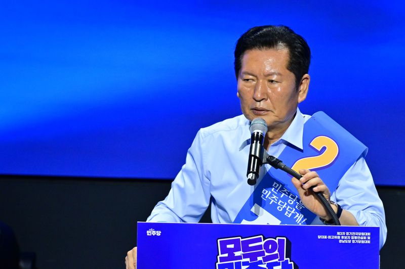 [창원=뉴시스] 차용현 기자 = 정청래 더불어민주당 당대표 후보가 2일 오후 경남 창원대학교 종합교육관 이룸홀에서 열린 더불어민주당 당대표·최고위원 합동연설회에서 각각 정견 발표를 하고 있다. 2026.08.02. con@newsis.com