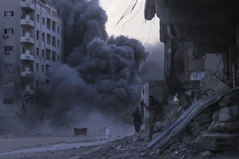 [가자시티=AP/뉴시스] 가자지구 가자시티에서 팔레스타인 주민들이 2025년 9월 7일 이스라엘군(IDF)의 사전 대피령 이후 이어진 공습으로 몸을 피하고 있다. 이날 하루 동안 이스라엘의 공습으로 팔레스타인 주민 최소 50명 이상이 사망했다고 현지 관영 WAFA통신이 보도했다. 2026.08.04.
