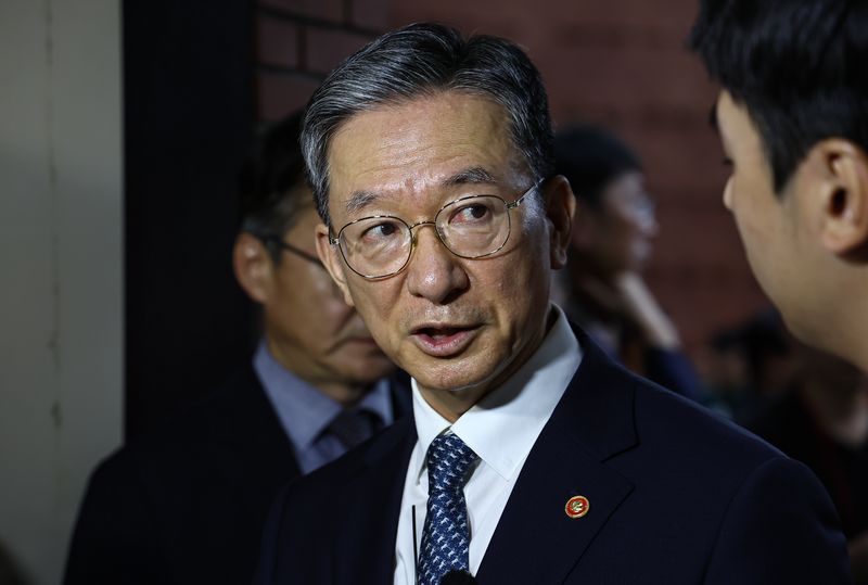 정성호 법무부 장관이 3일 경기 과천시 정부과천청사 법무부에서 열린 신임검사 임관식을 마치고 취재진 질문에 답하고 있다. 2026.8.3 ⓒ 뉴스1 김도우 기자