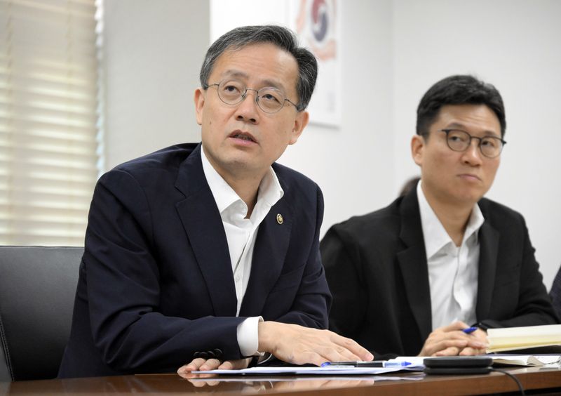 이형일 재정경제부 차관이 4일 서울 종로구 정부서울청사에서 '제72차 물가관계차관회의'를 주재하고 모두발언을 하고 있다. 뉴스1