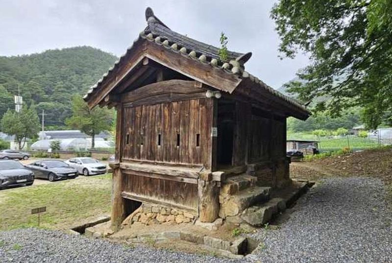 '영월 보덕사 해우소' 입구(국가유산청 제공)
