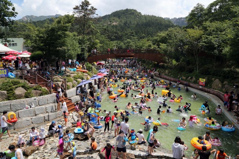 전남광주 영암 기찬랜드에서 시민들이 물놀이를 즐기는 모습.(전남광주통합특별시 제공. 재판매 및 DB 금지.)