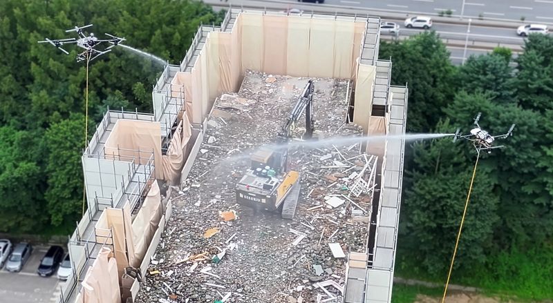현대건설, 철거현장에 살수드론…무인로봇 도입 확대